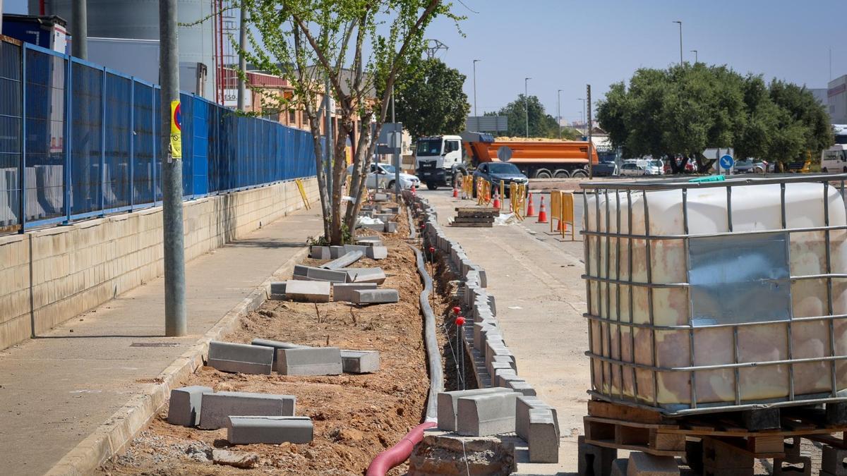 Obras de mejora en la calle Perelló de Mas del Jutge de Torrent.