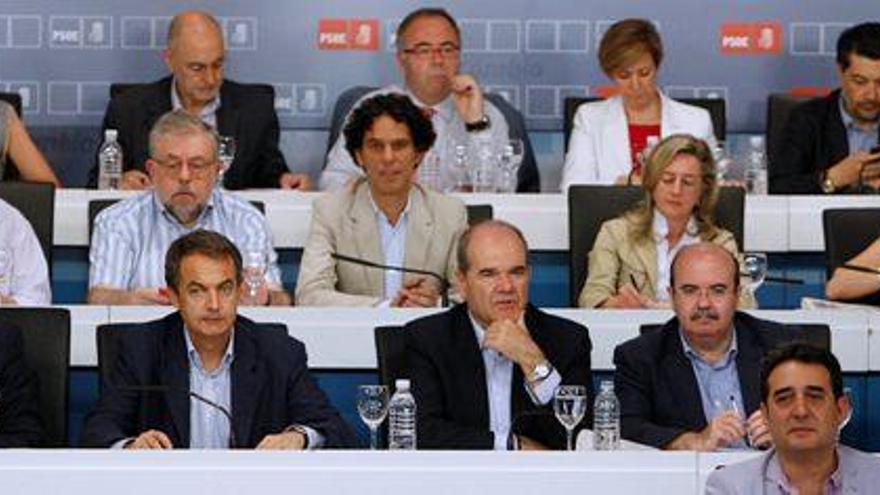 Los barones del PSOE avalan la hoja de ruta de Zapatero