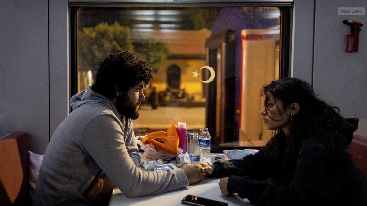 Vivir en un tren: la única salida de muchas familias tras el terremoto en Turquía