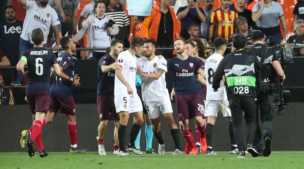 Jugadores de Valencia y Arsenal, a tortas