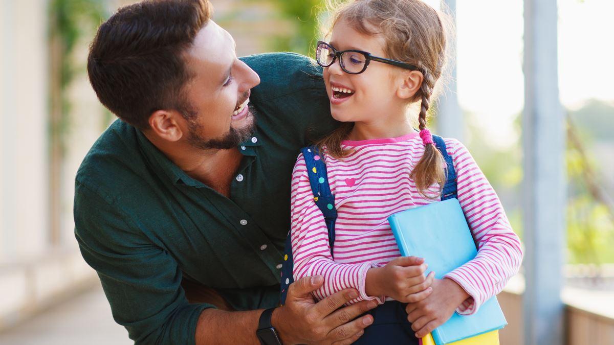 Una niña y su padre, en el primer día de colegio.