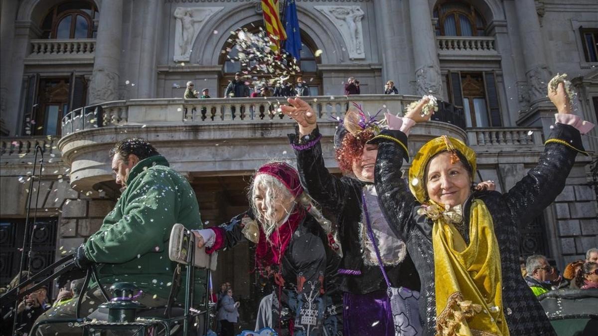 Libertad, Igualdad y Fraternidad, las Reinas de Enero, saludan al público desde el Ayuntamiento de Valencia.