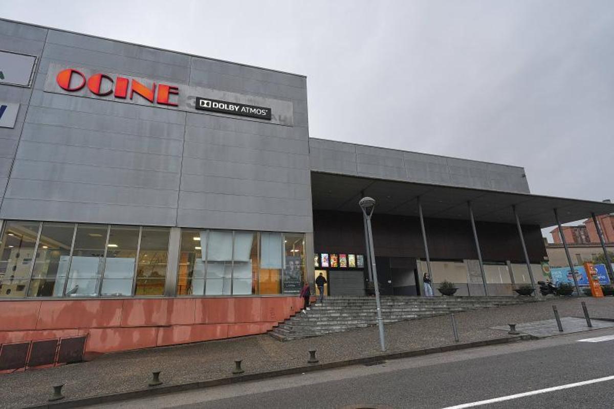 Façana principal de l'únic cinema actiu a Girona