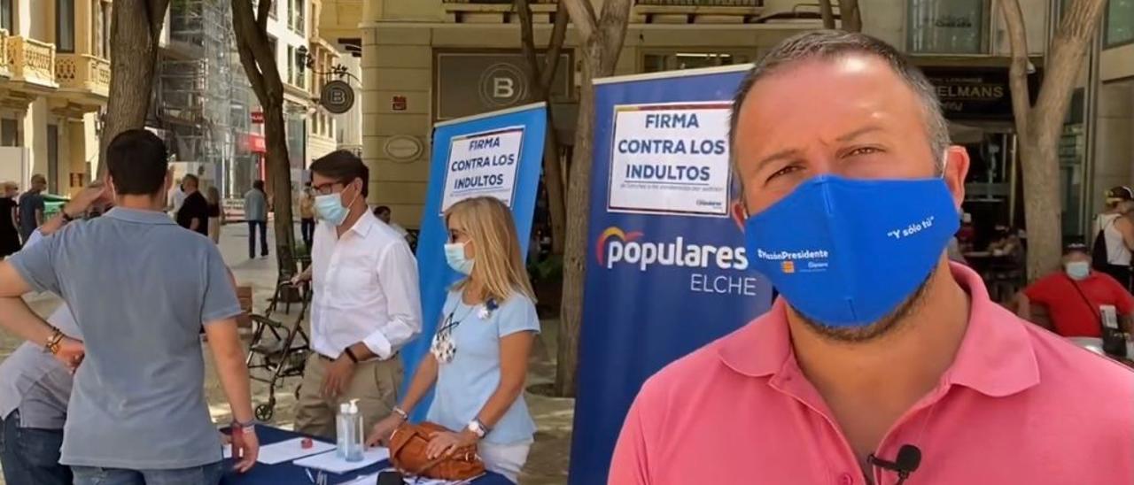 Pablo Ruz, recogiendo firmas contra los indultos en Elche