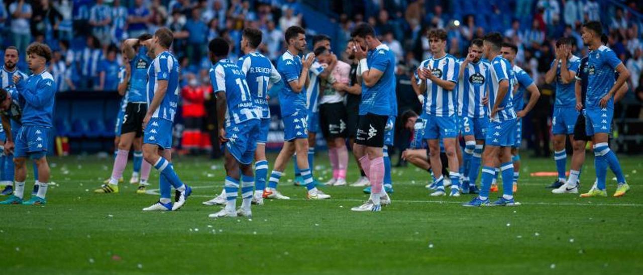 Los jugadores deportivistas después de la derrota contra el Albacete en el ‘play off’. |  // CASTELEIRO / ROLLER AGENCIA