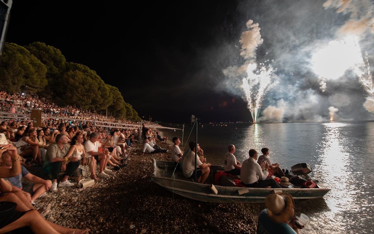 La playa de La Olla se llenó de gente para disfrutar del espectáculo pirotecnico en el 40º Castell de l'Olla. La playa de La Olla se llenó de gente para disfrutar del espectáculo pirotecnico en el 40º Castell de l'Olla.