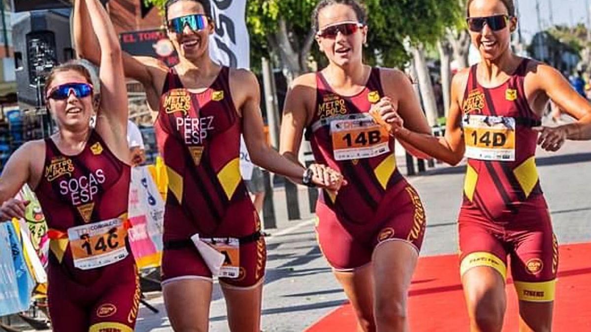 El equipo de Triatlón del CN Metropole cruza la línea de meta, durante la disputa de una de las pruebas del circuito de 2021.  | | LP/DLP