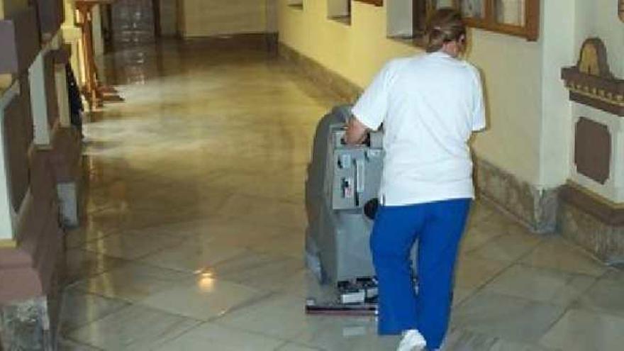 Una operaria de Limposam trabajando en la limpieza del edificio de La Casona.