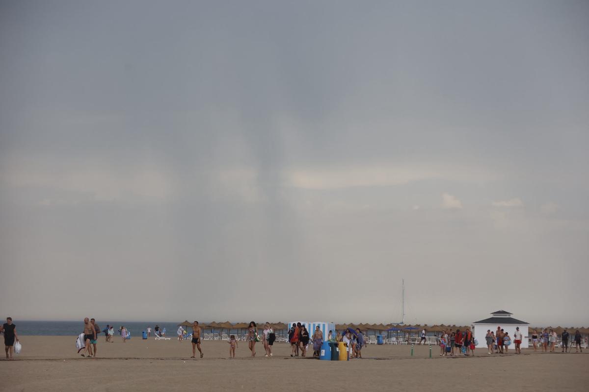 Bañistas desalojando la playa de la Malva-rosa