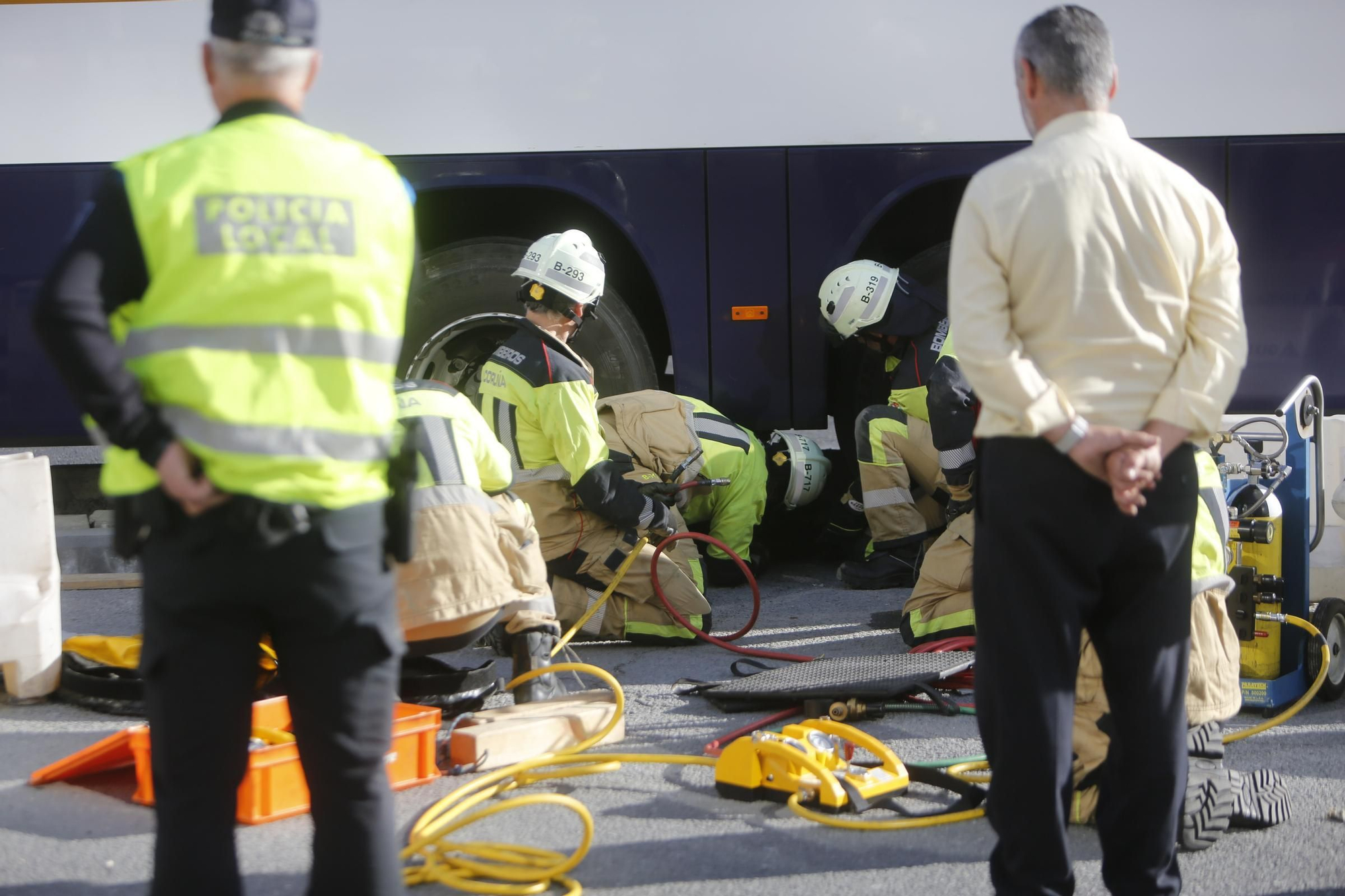 Un autobús, atascado en la nueva glorieta junto a la Casa del Mar