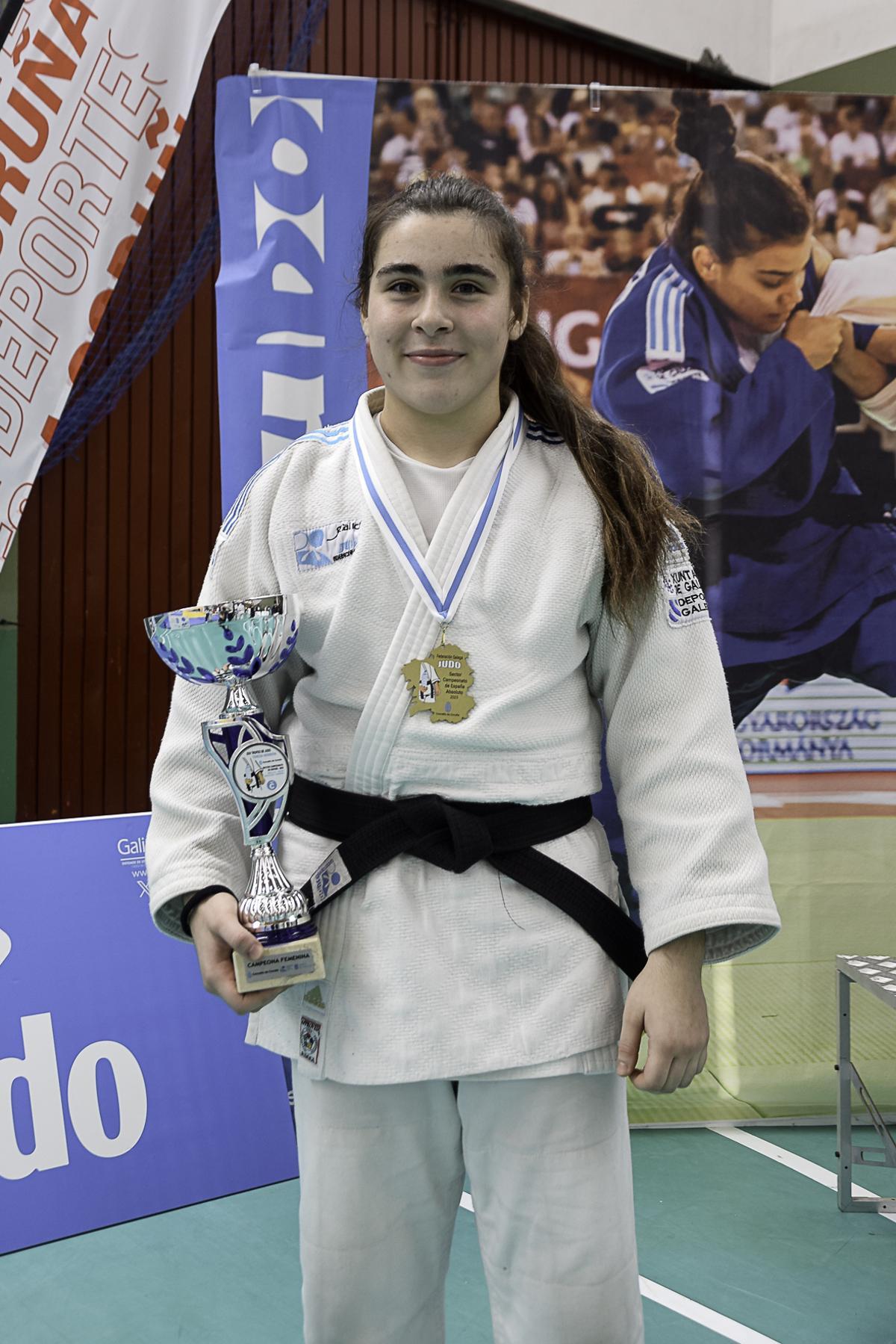 La vilagarciana con la medalla y el trofeo.