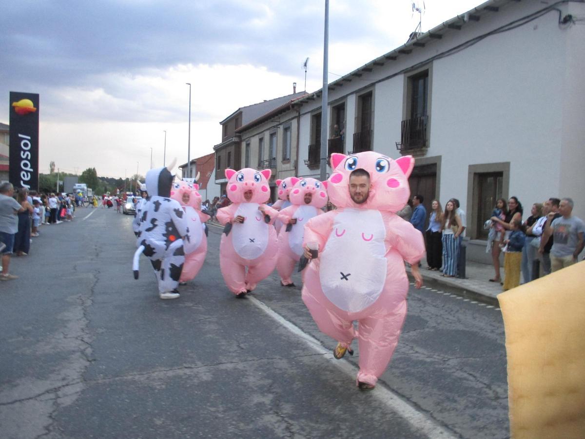 GALERÍA | Camarzana de Tera se despide de sus fiestas con el Desfile de Carrozas GALERÍA | Camarzana de Tera se despide de sus fiestas con el Desfile de Carrozas
