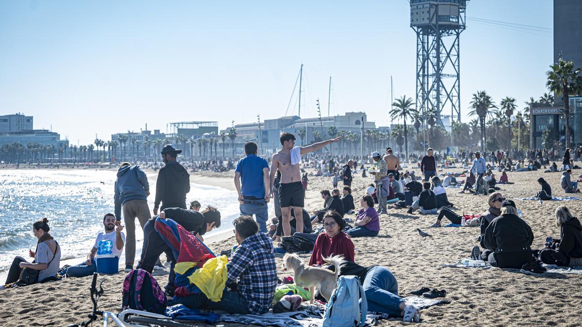 Los barceloneses acuden en masa a las playas de la ciudad para disfrutar del último día 'primaveral' antes de la llegada del frío