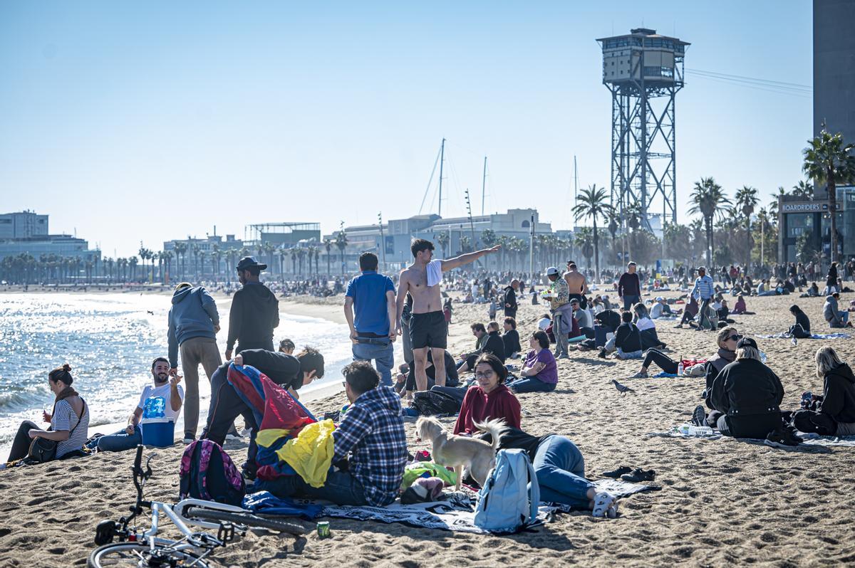 Los barceloneses acuden en masa a las playas de la ciudad para disfrutar del último día primaveral antes de la llegada del frío