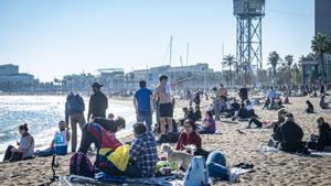 Los barceloneses acuden en masa a las playas de la ciudad para disfrutar del último día primaveral antes de la llegada del frío