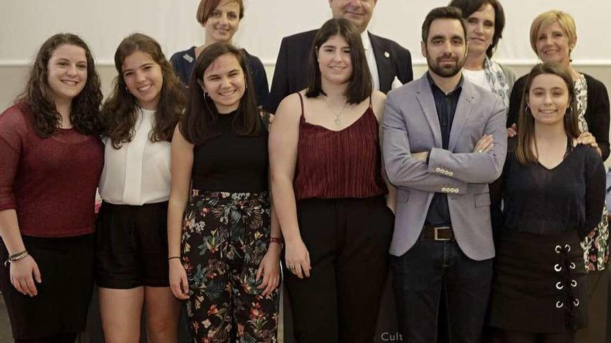 En la primera fila, los seis galardonados con el XIX Premio &quot;Rosario de Acuña&quot;. Detrás, por la izquierda, Raquel Huergo, Esteban Aparicio, Isabel Puente y Margarita Llamas.