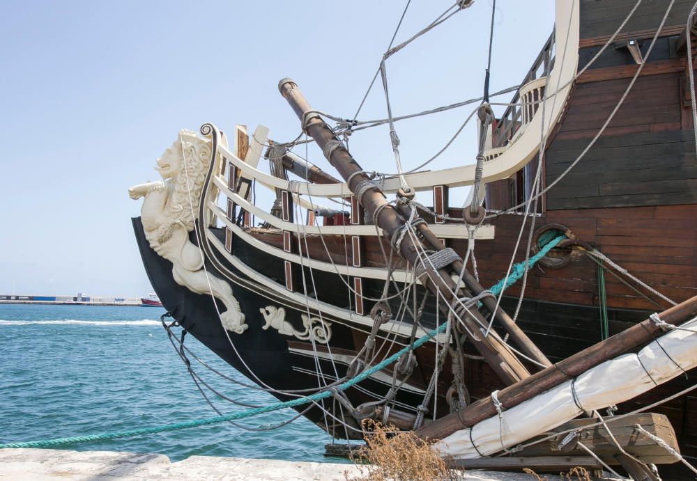 Imagen del bauprés sobre el muelle 7 del Puerto.