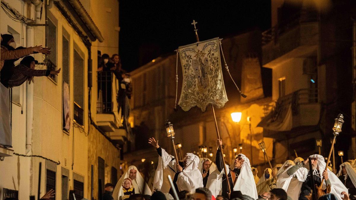 Los caballistas portan los faroles y el paso de su estandarte es recibido entre vítores.