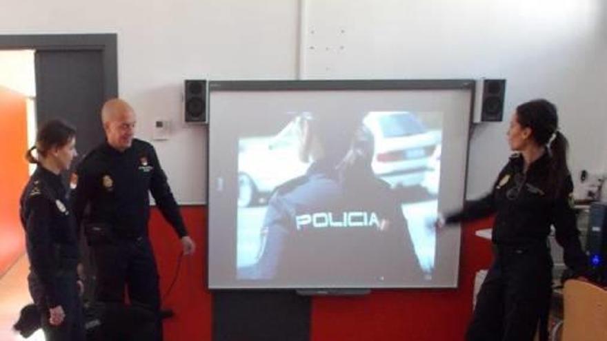 Policías nacionales en una charla sobre «bullying».