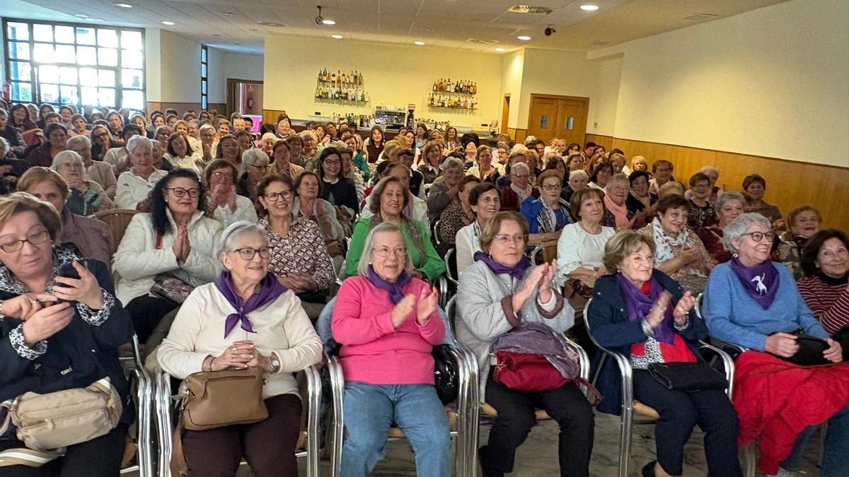 Las mujeres asistentes al encuentro cangués.