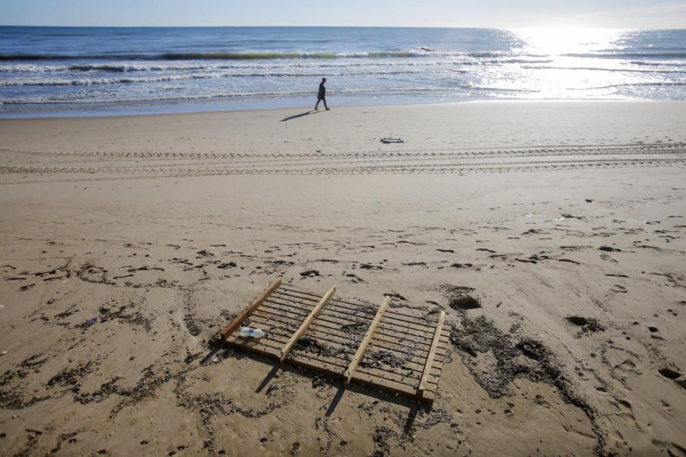 La tormenta destroza y engulle las playas de Valencia