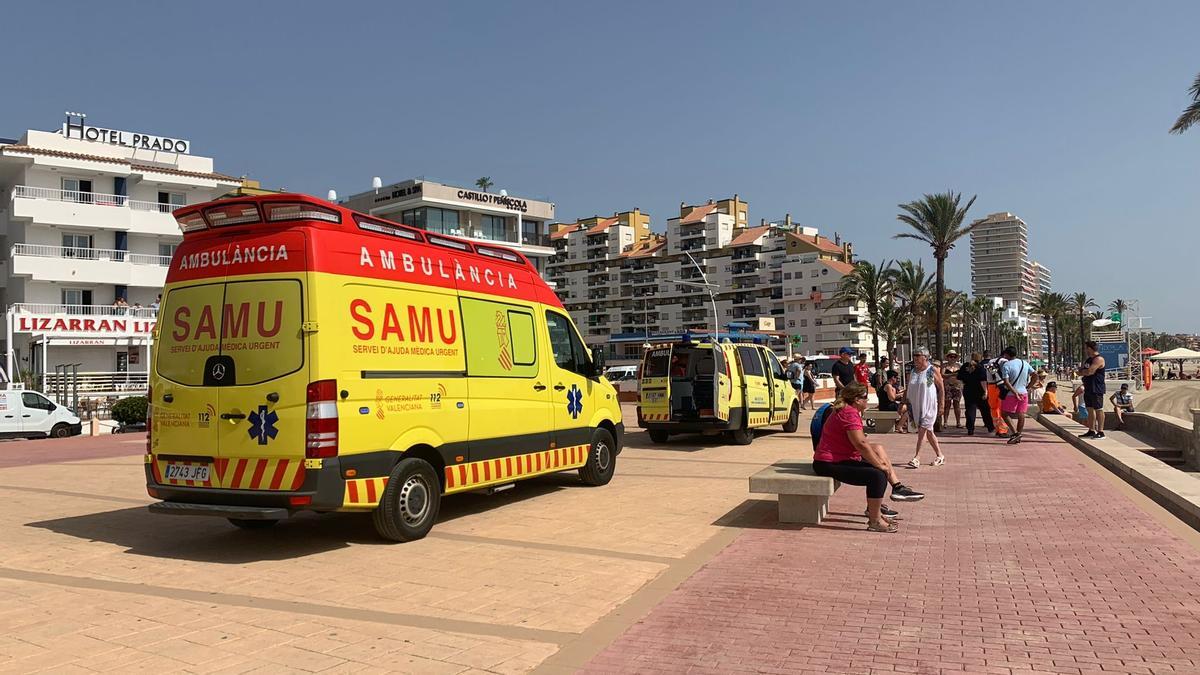 Ambulancias en la zona de la playa Norte donde se ha producido el ahogamiento en Peñíscola.