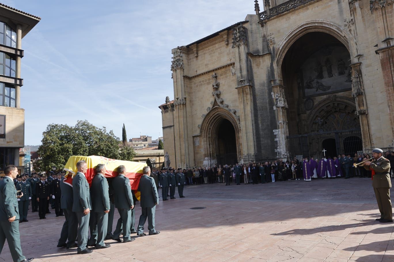 Dolor y lágrimas en el funeral del guardia civil que evitó una masacre ciclista en Pravia