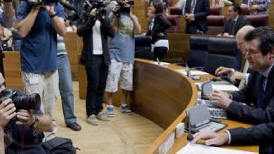 El presidente de la Generalitat, Alberto Fabra, momentos antes de iniciar su discurso en las Corts.