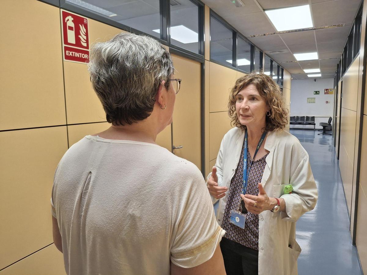 Sara amb la psicòloga clínia Dominica Díez