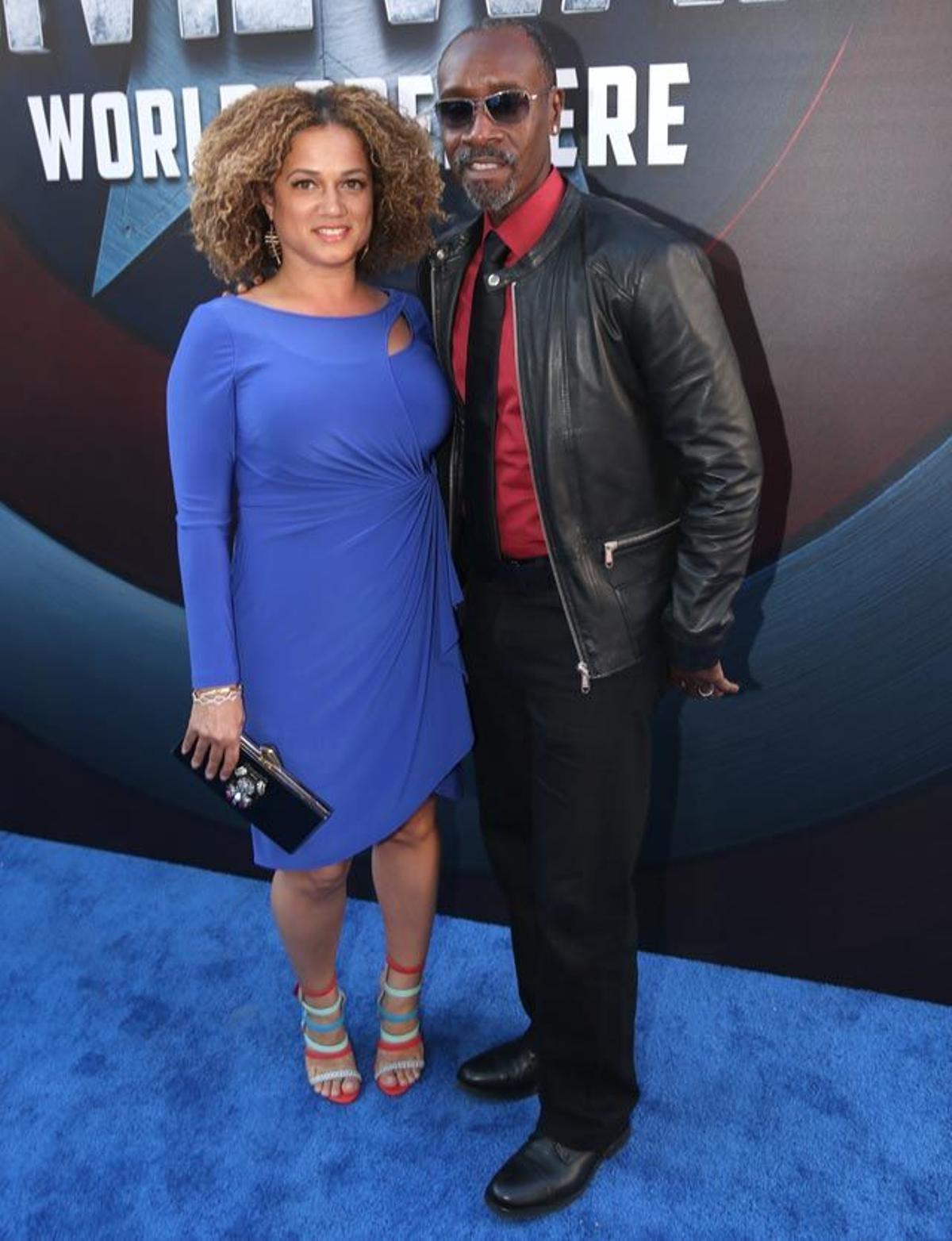 Don Cheadle y Bridgid Coulter, en la première de Capitán América: Civil War en Los Ángeles.