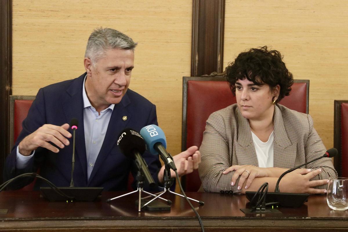 El alcalde de Badalona, Xavier Garcia Albiol, y la alcaldesa de Santa Coloma, Mireia González, tras la reunión mantenida este miércoles