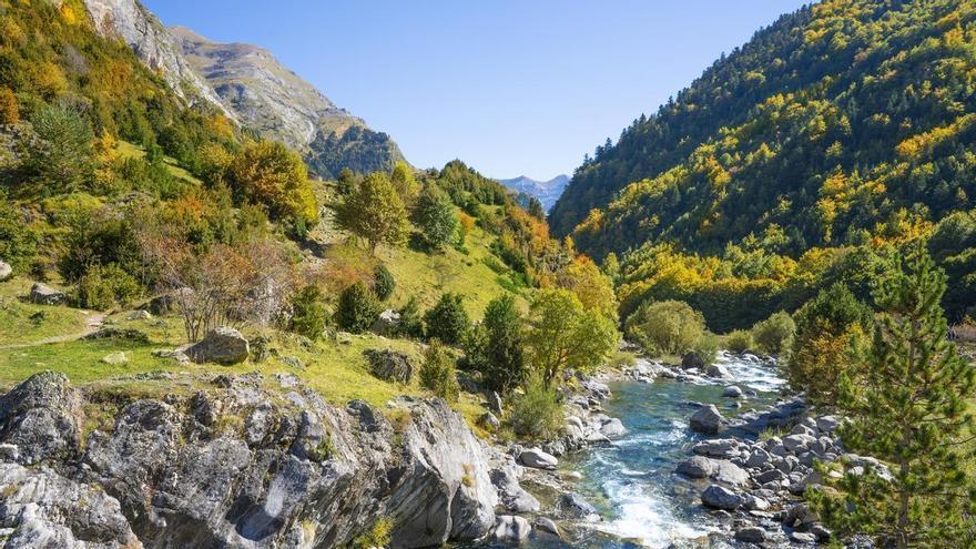 Una cascada de 54 metros, una leyenda enterrada a sus pies y el paso del meridiano de Greenwich: así es la ruta de senderismo más bonita de España, Patrimonio de la Unesco