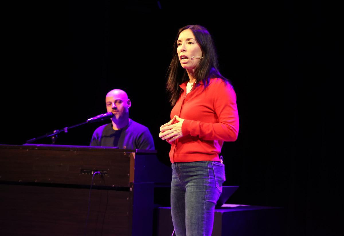 Imatges del monòleg teatral 'Fills: no deu ser tan difícil!', de la manresana Míriam Tirado
