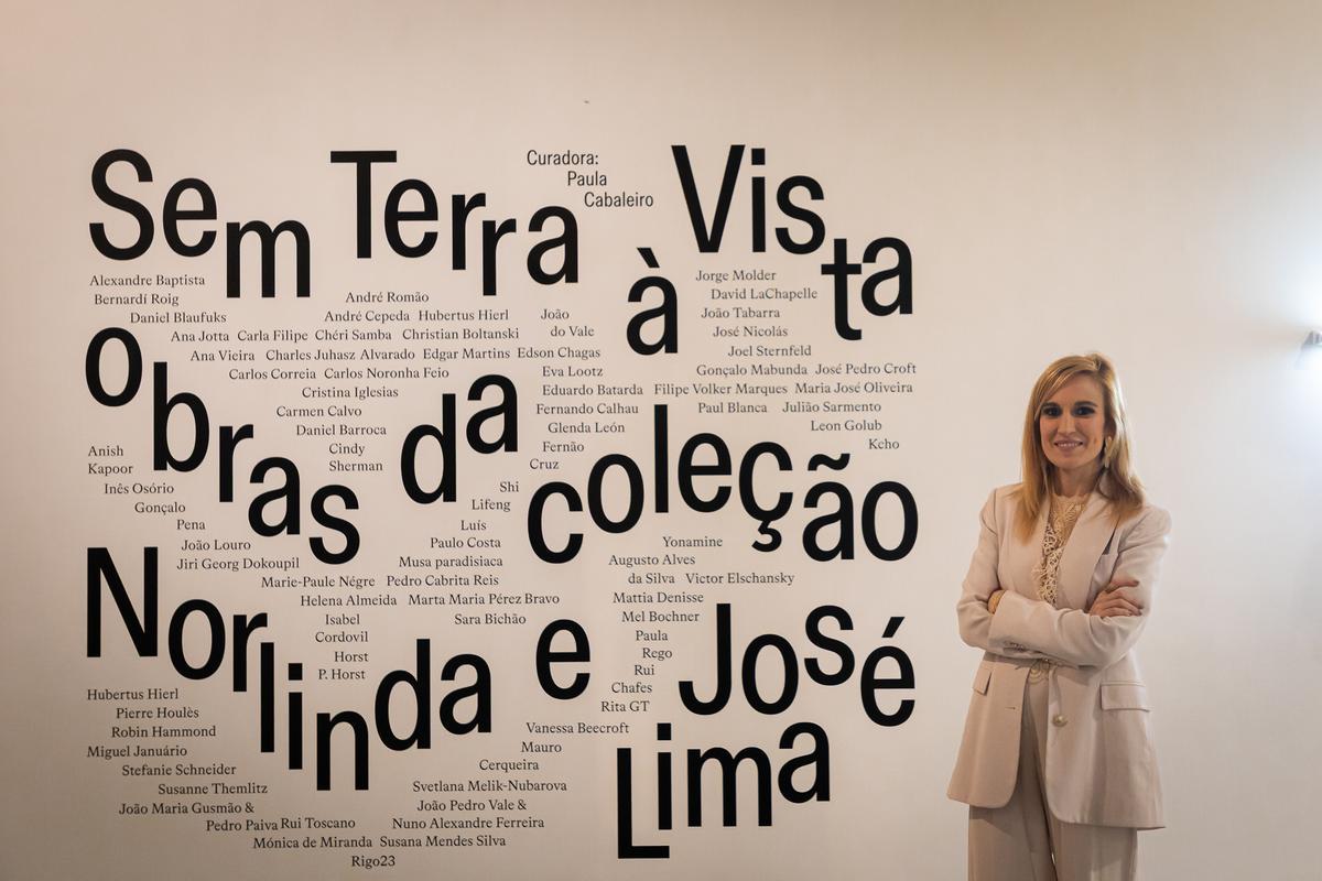 La comisaria y gestora cultural Paula Cabaleiro, de Cangas, en el inicio del recorrido expositivo. La comisaria y gestora cultural Paula Cabaleiro, de Cangas, en el inicio del recorrido expositivo.