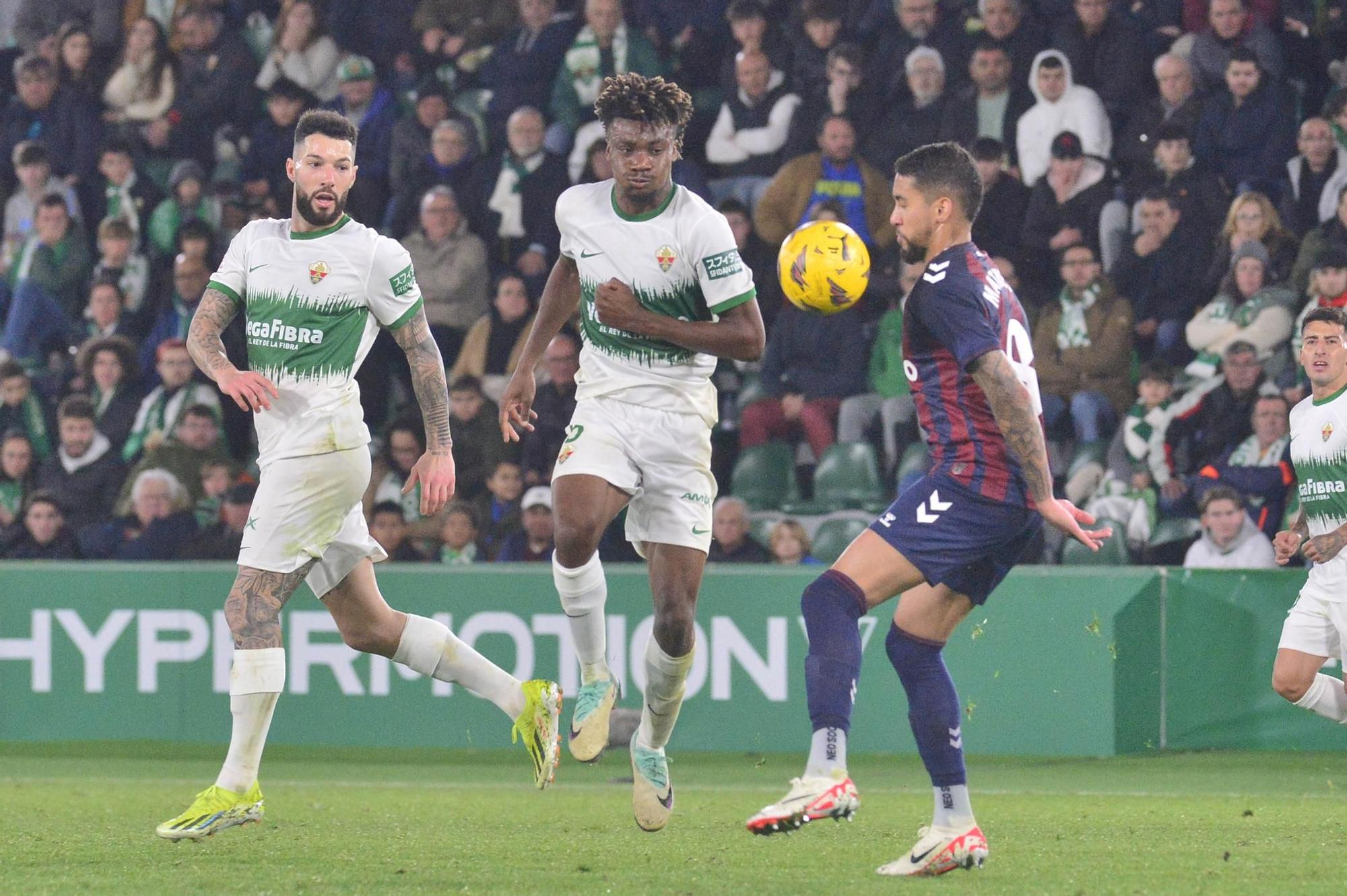 El Elche choca contra una muralla