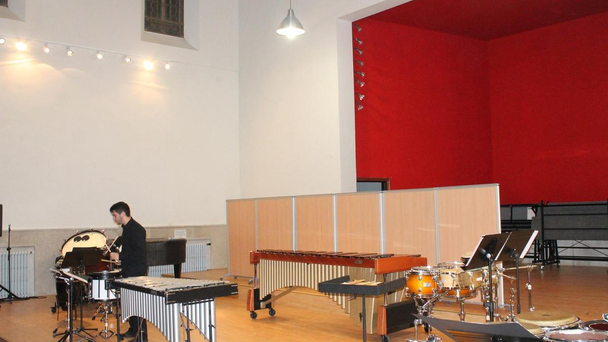 Interior del Conservatorio de Música, durante un concierto de percusión