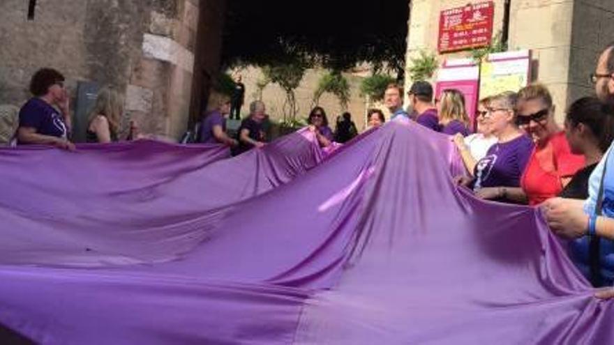 La retirada de una tela morada del castillo aviva la tensión entre EU y PSPV en Xàtiva