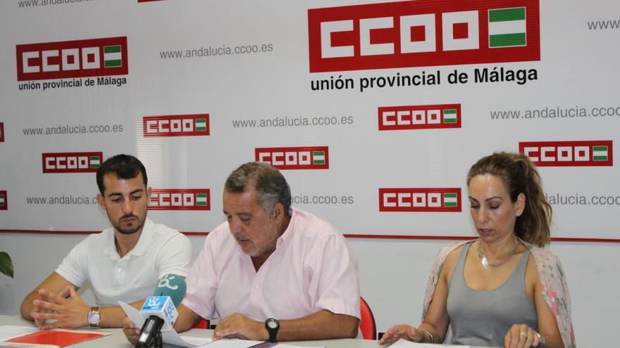 González, (en el centro), junto a dos delegados sindicales.