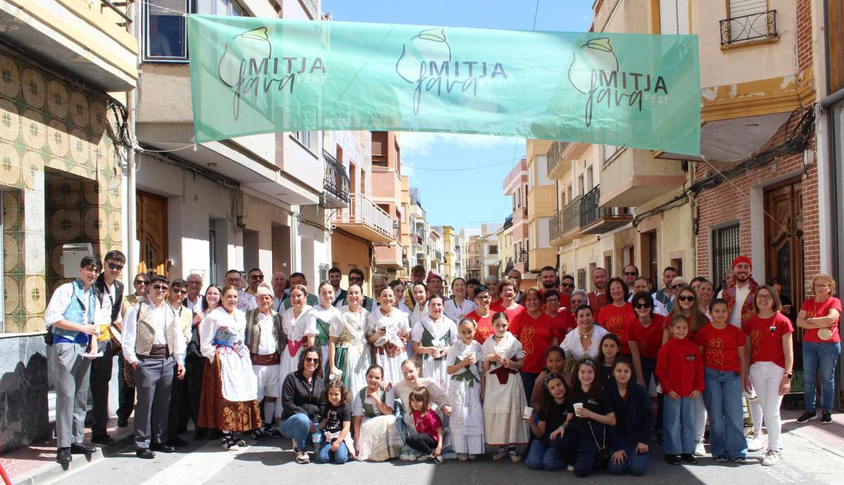 El Grup de Danses Morro Falquí y la Colla La Llebetjà