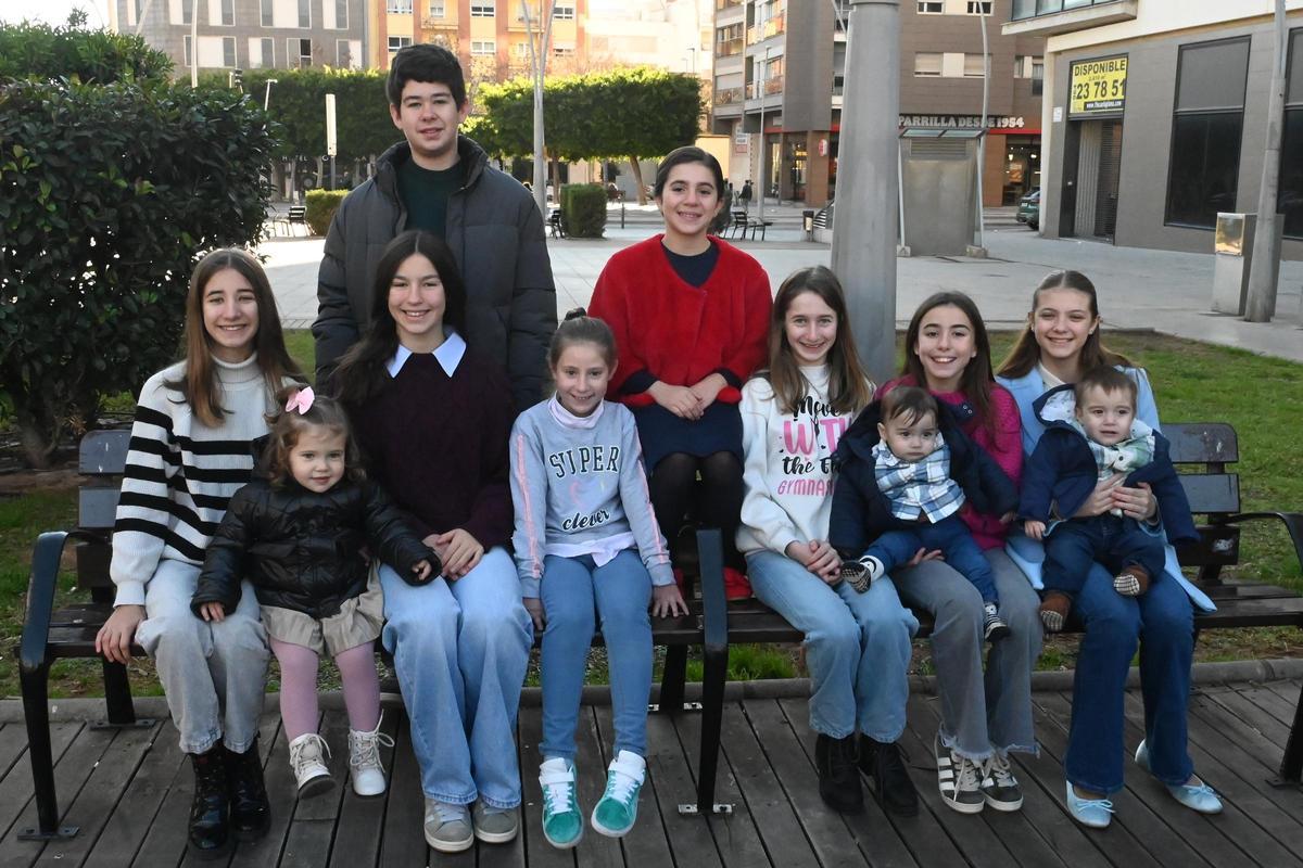 Alma, amb els seus companys de comissió.