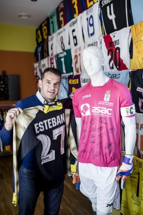 El portero del Real Oviedo, Esteban Suárez, en su casa de Bayas