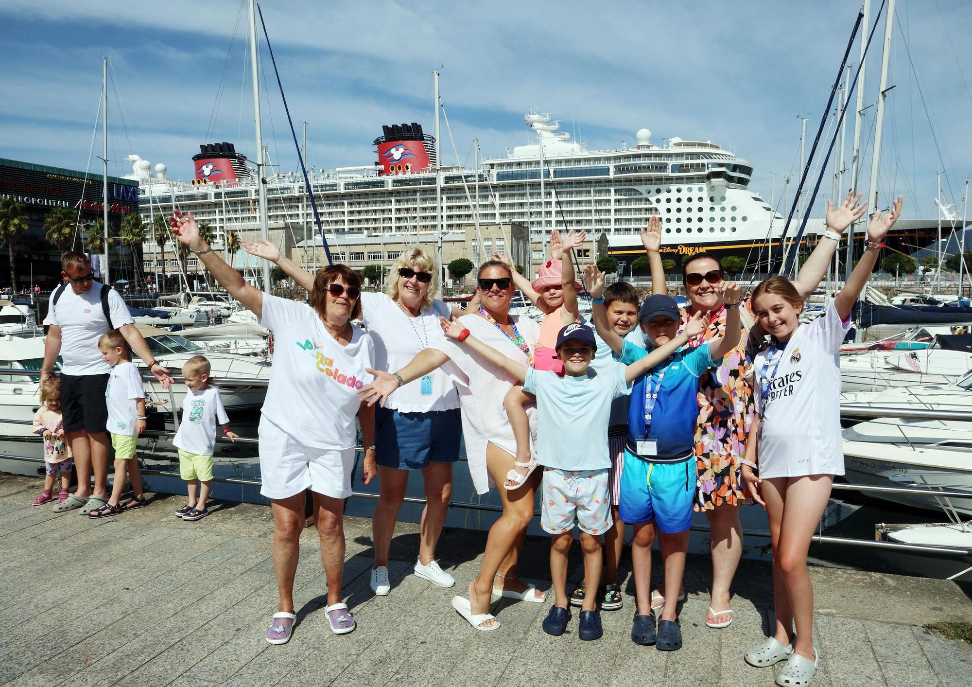 Familias cruceristas ante el 'Disney Dream' atracado en la Estación Marítima de Vigo