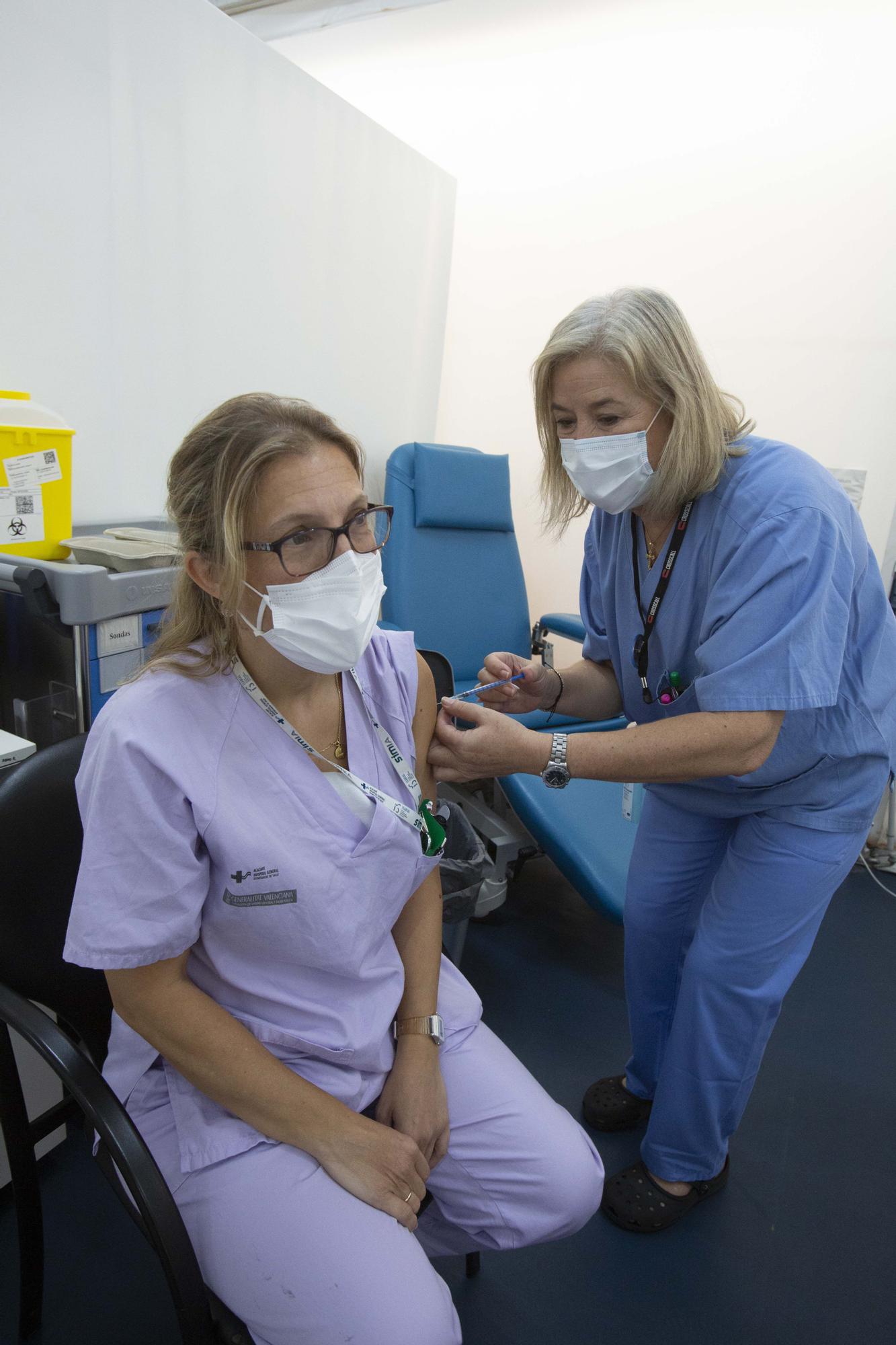 Cuarta dosis contra el covid disponible para más de 46.000 sanitarios de la provincia de Alicante