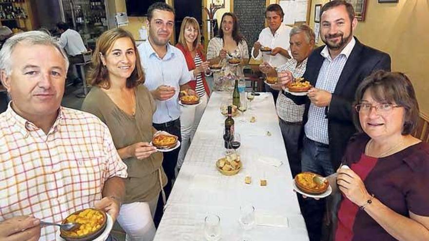 El alcalde de Salceda, Marcos Besada (2º d.), ayer, en la presentación de la Festa dos Callos.  // A. Hernández