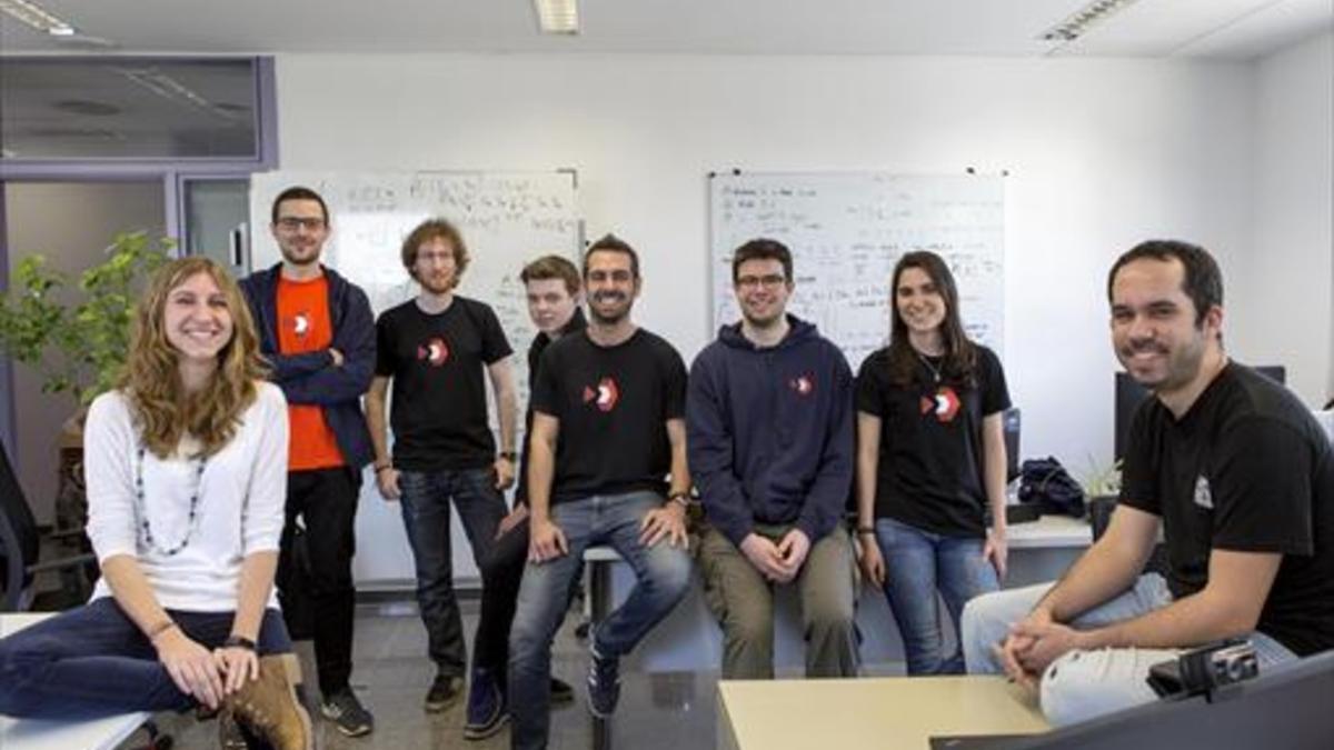 EQUIPO. De izquierda a derecha, Elisenda Bou, Joan Espadaler, Asier Adúriz, Connor Golden, David Varas, Jordi Ferreira, Dèlia Fernandez y Jorge Rance.