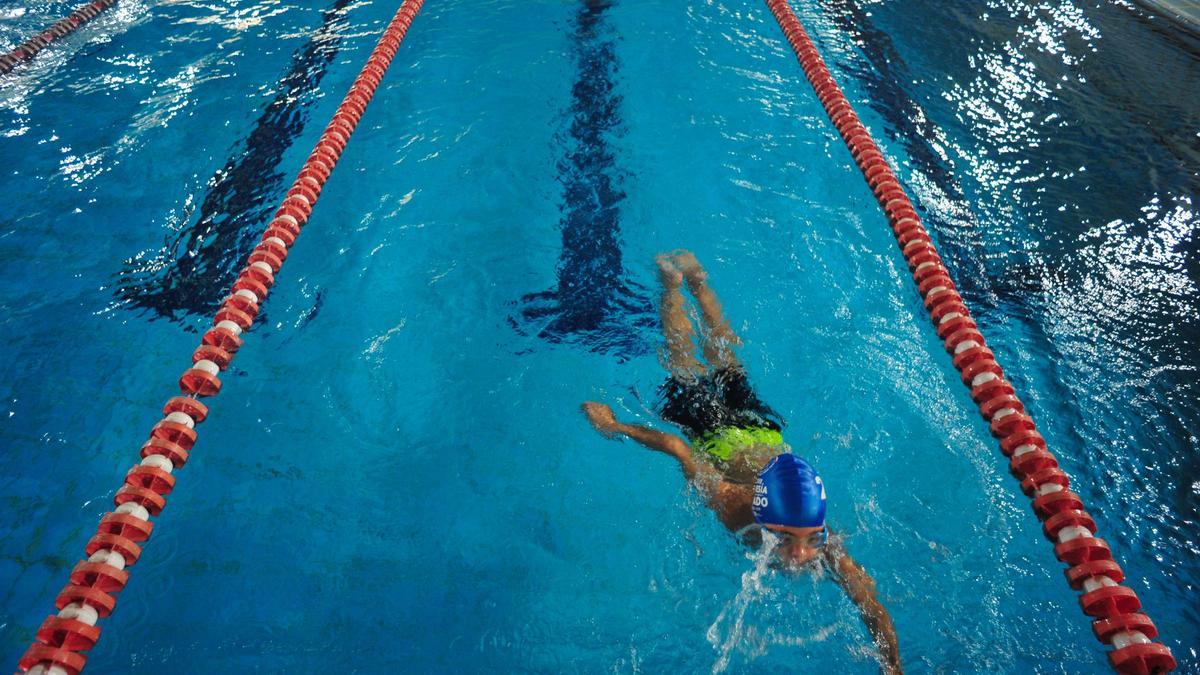 Un joven se entrena en la piscina vilagarciana.