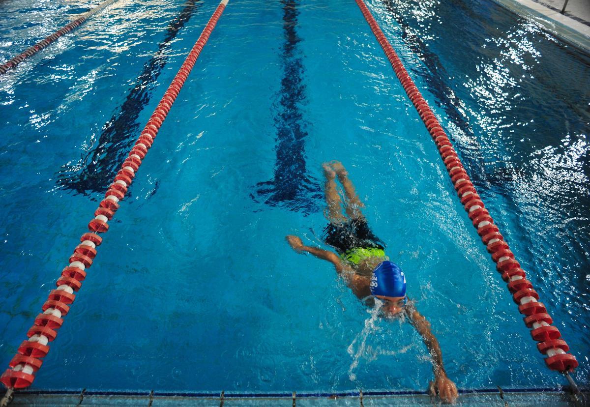 Un joven se entrena en la piscina vilagarciana.