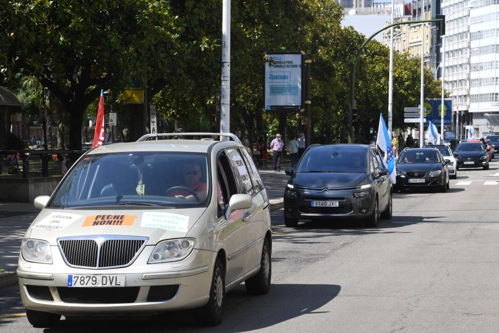 Una caravana de coches recorre la ciudad desde la factoría para reclamar una solución al problema que sufre.