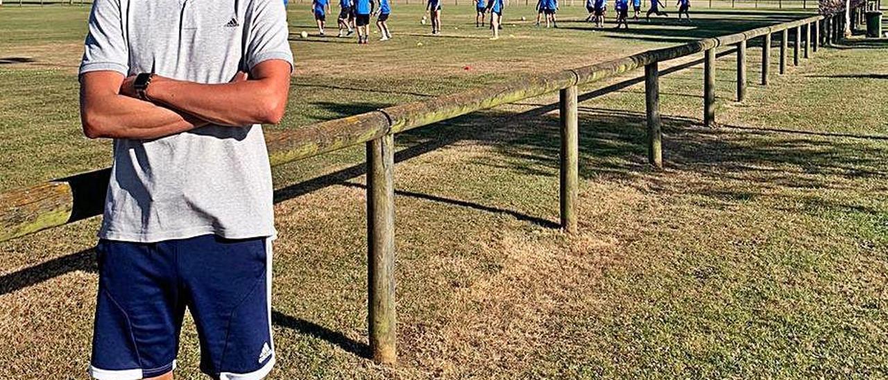 Miguel López Cedrón, ayer, en La Morgal, con los jugadores del Llanera al fondo, durante el entrenamiento.