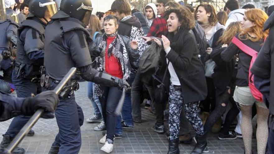 La policía empieza a cargar contra los manifestantes frente al Lluís Vives, el 20 de febrero.